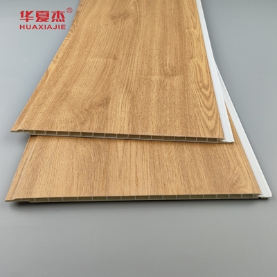 Groothandel van pvc-wandpaneel van houtgraan pvc-plafondpaneel voor woningversiering