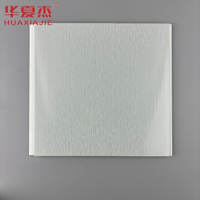 Warm stempelen Pvc wandpaneel Grijzige basisbord met zilveren metalen patroon Plafondpaneel Pvc voor woonkamer decoratie