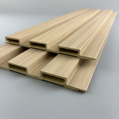Duurzaam hout plastic composiet co-extrusie WPC gelamineerd wandpaneel voor binneninrichting
