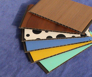 Goede prijs De gelamineerde Comités van het Dalings Plastic Plafond voor Balkon 1.5-4kg/Sqm online