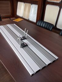 Goede prijs Zandsteenkleur Geassembleerde UPVC Slatwall Comités voor Opslag 2.44m * 11cm * 2cm online
