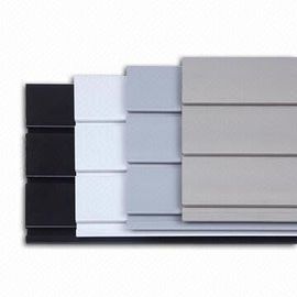 Goede prijs De plastic Binnenlandse Muurcomités Systemen van Pvc Slatwall voor Sportuitrusting online
