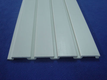 Goede prijs Hoge de Comités van Beëindigen Plastic pvc Slatwall Hulpmiddelopslag met de Haken van de Latjemuur online