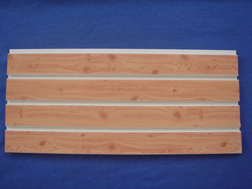 Goede prijs Vochtbestendige die 4ft 8ft de Comités van pvc Slatwall Inrichting met Houten Korreloppervlakte wordt aangepast online